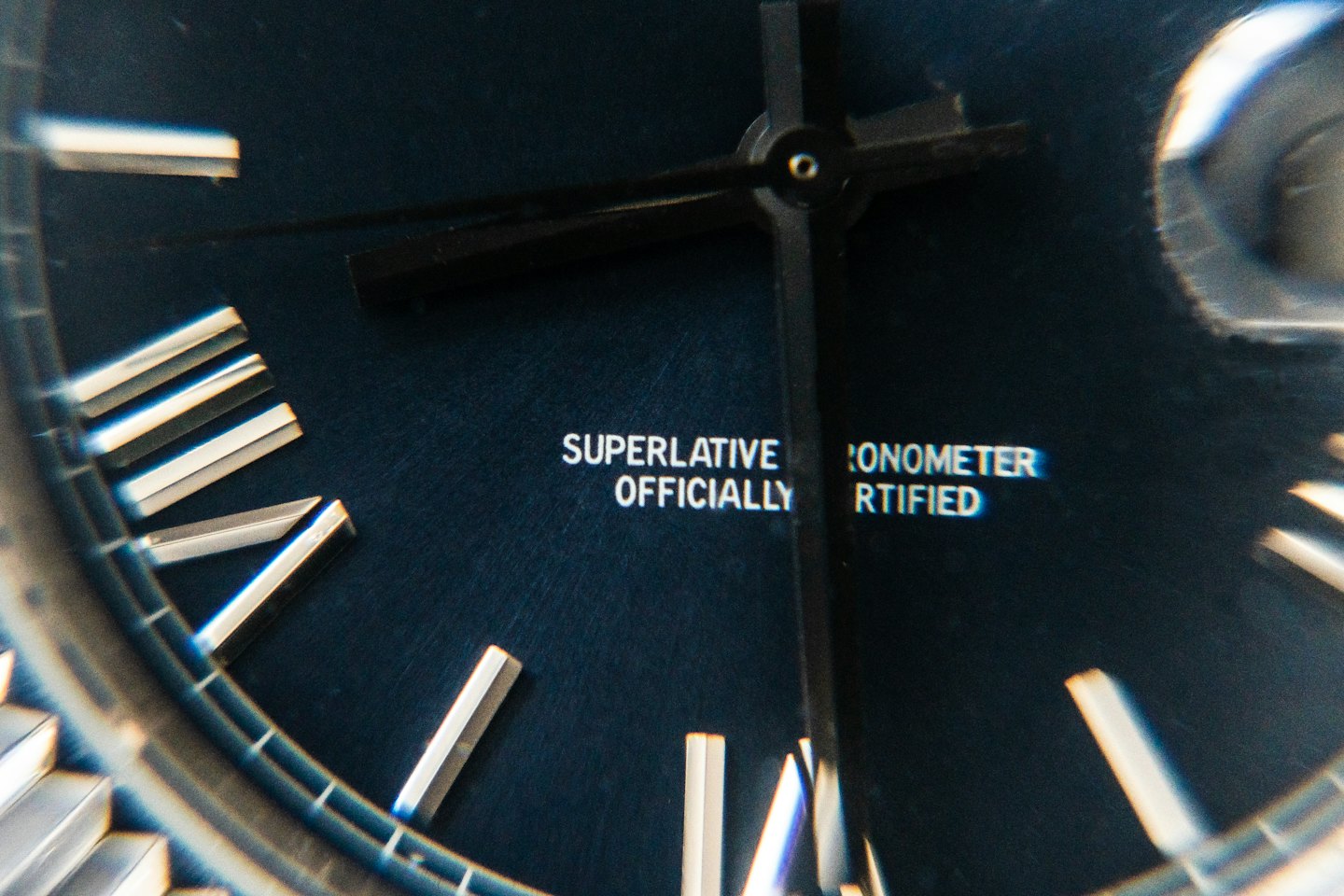 Quadrante di orologio di lusso argento e blu con numeri romani.
